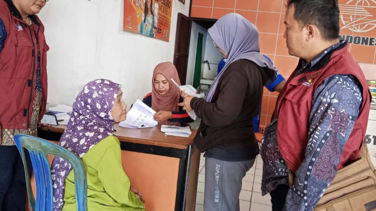 Ilustrasi pengambilan dana bansos di PT Pos