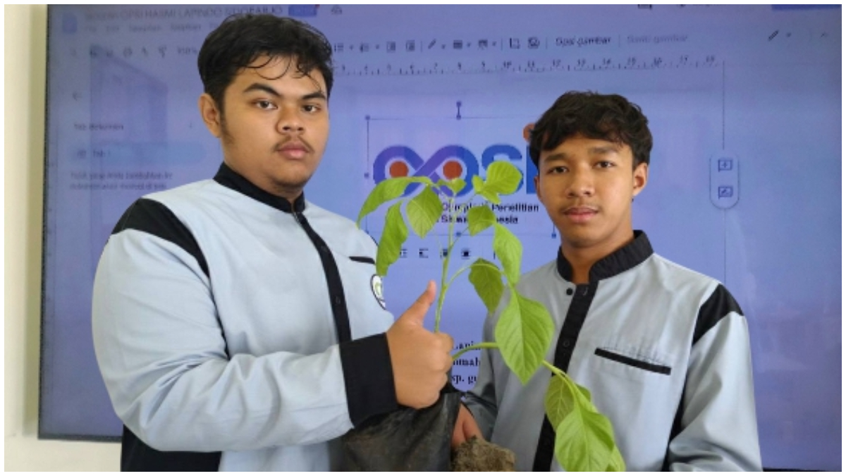 Zubair Alkwarismi (19) dan Mochamad Abdillah Wasom (17), anggota Tim SMA Islam HASMI Bogor di ajang OPSI 2025.