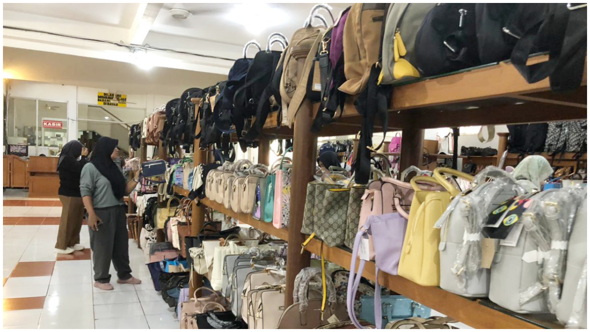 Kondisi pusat perbelanjaan Tas Tajur Bogor yang sepi pembeli.