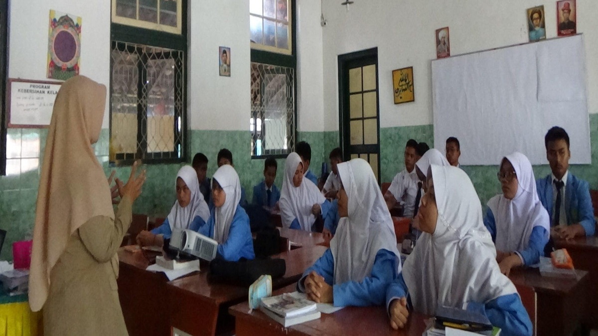 Ilustrasi: Guru saat melaksanakan kegiatan belajar mengajar di kelas.