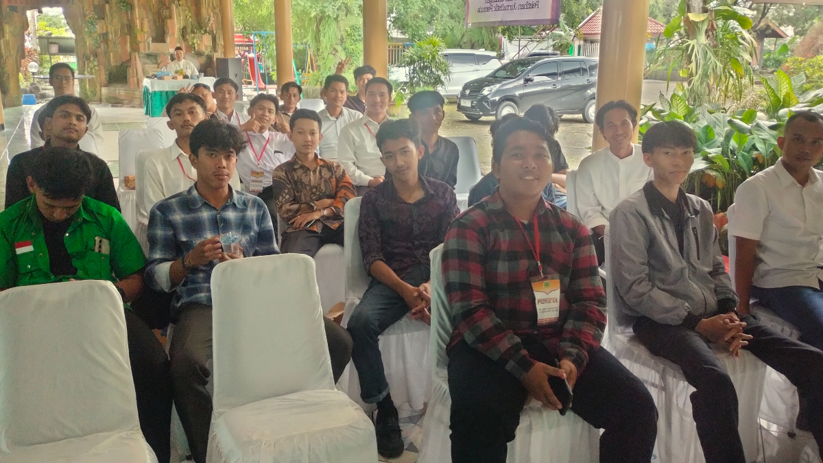 Para peserta pelatihan jurnalistik menyimak pemateri.