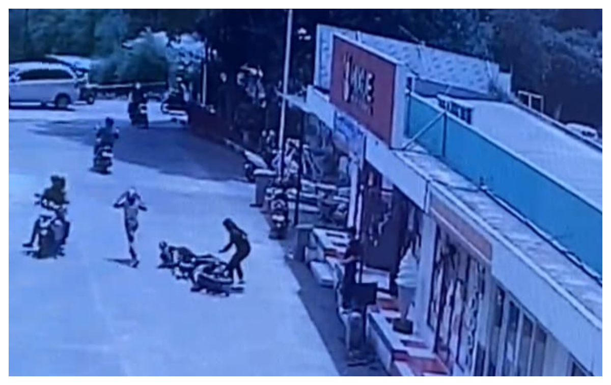 Tangkapan layar aksi heroik seorang karyawan gerai ice cream menggagalkan aksi pencurian kendaraan bermotor di Desa Rawakalong, Kecamatan&nbsp;Gunung Sindur, Kabupaten Bogor.