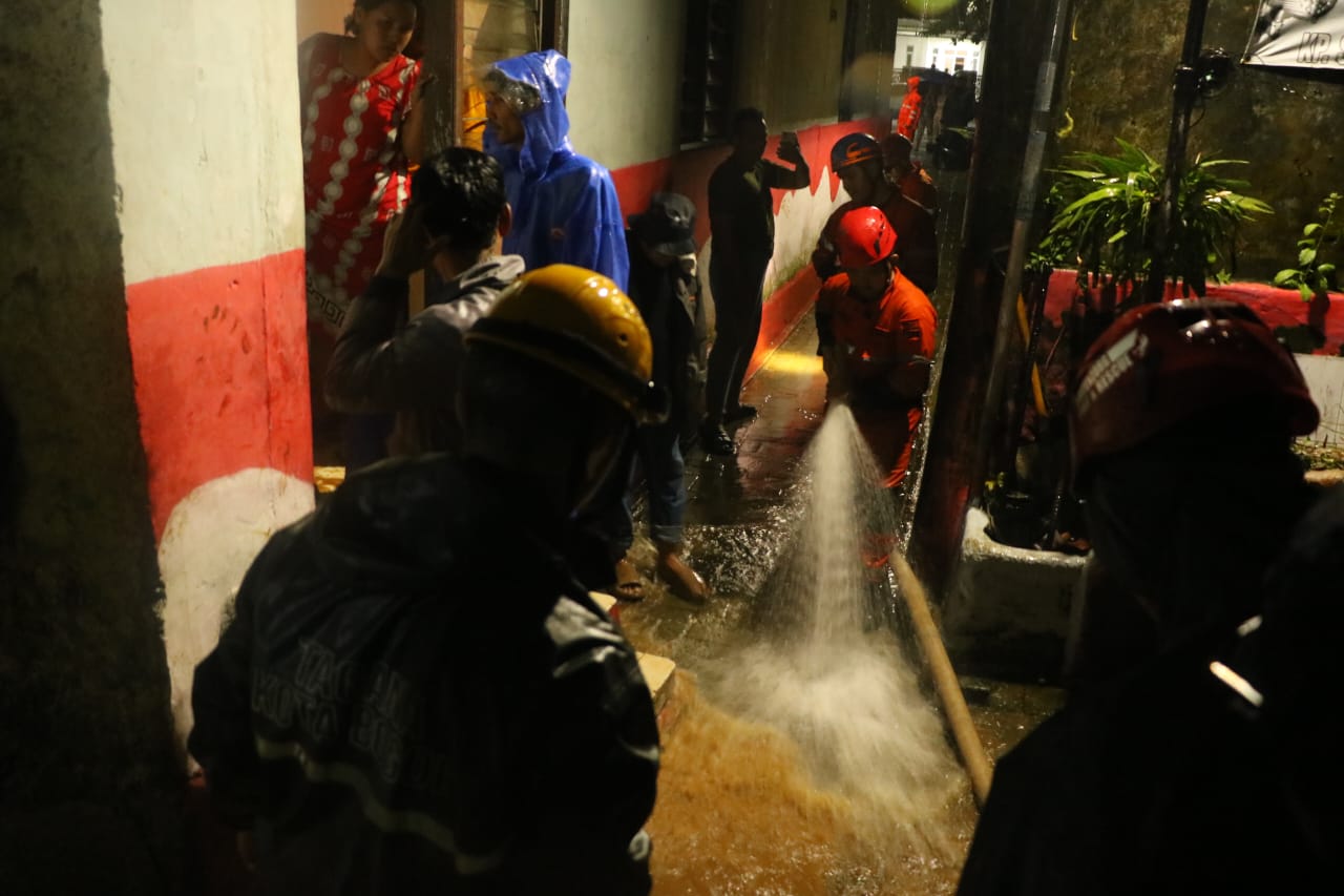 Petugas bersihkan material sisa longsor di Kampung Sindang Resmi, Kelurahan Bondongan, Kecamatan Bogor Selatan, Kota Bogor, Senin 27 Oktober 2025.