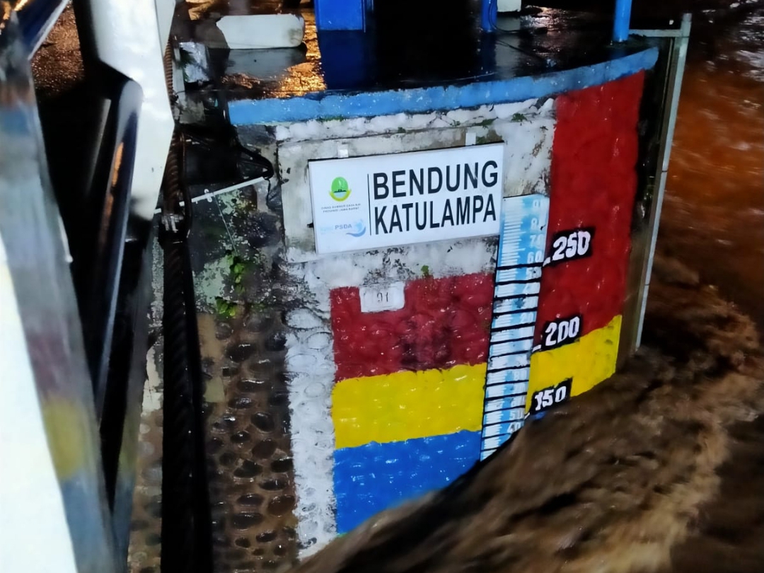 Hujan deras yang mengguyur Kota Bogor, menyebabkan sejumlah titik terendam banjir dan menaikkan status Bendung Katulampa, Senin 27 Oktober 2025.