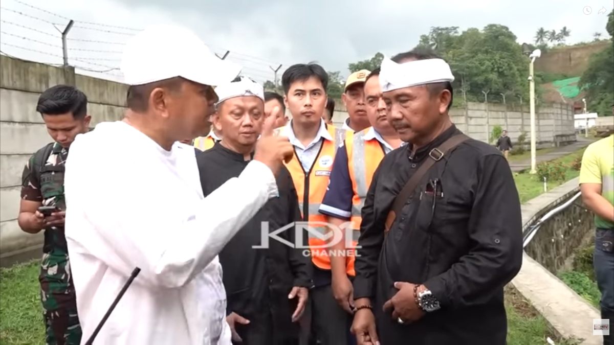 Gubernur Jawa Barat Dedi Mulyadi saat berkunjung ke kawasan pabrik air mineral di Subang.&nbsp;
