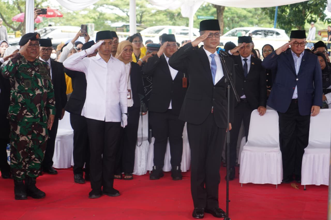 Prosesi pemakaman mendiang mahasiswa IPB University, Anggit di Taman Pemakaman Umum (TPU) Tanah Kusir, Jakarta Selatan.