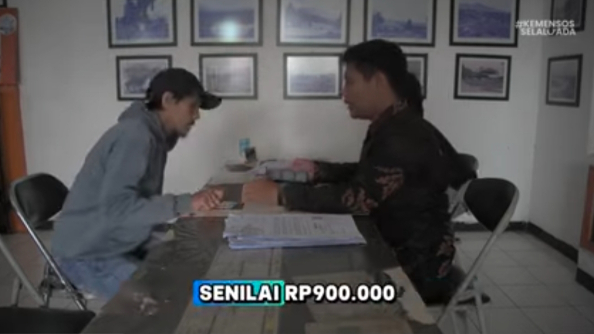 Ilustrasi pencairan BLT Kesra diserahkan petugas kepada penerima bansos