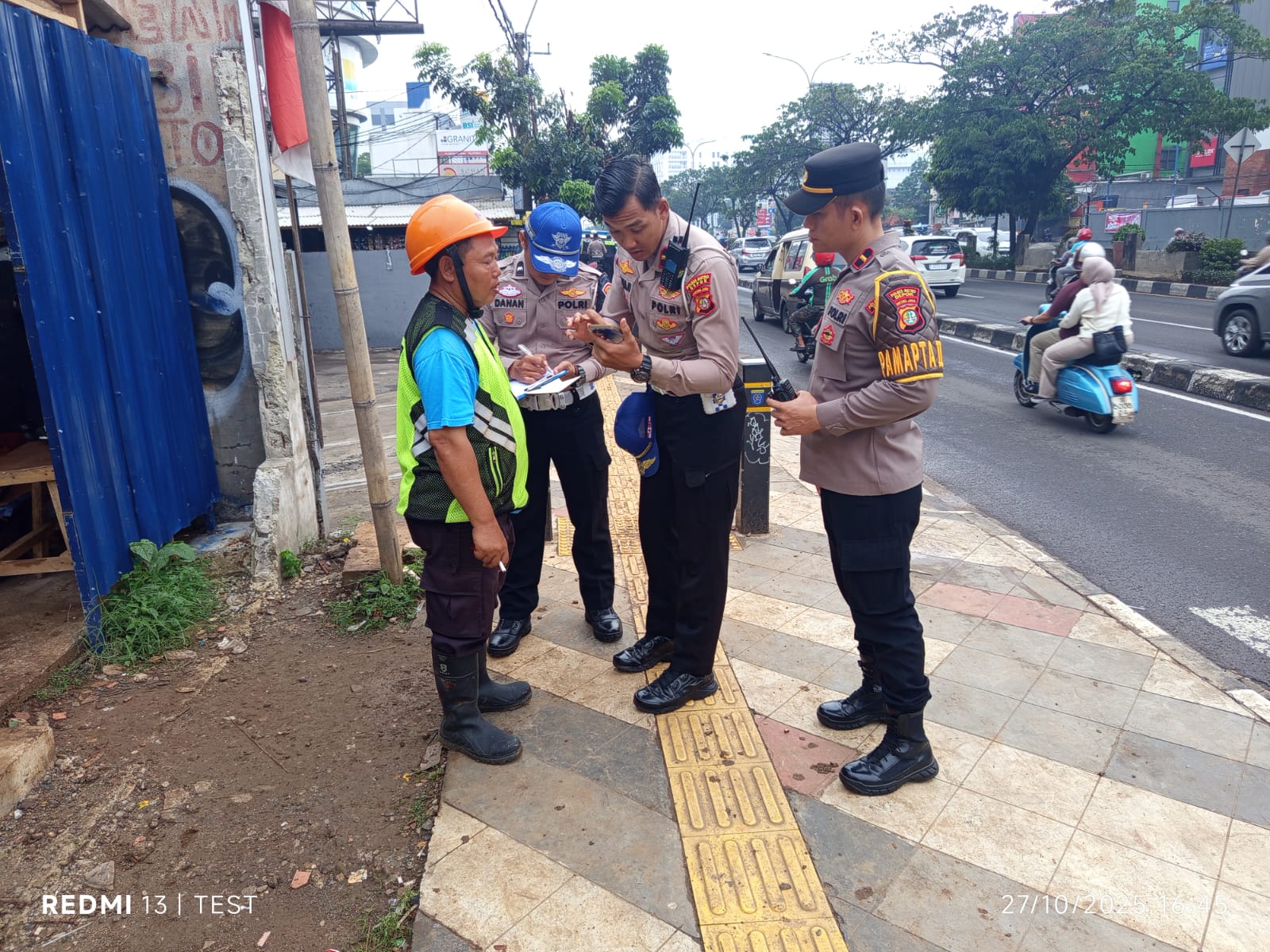 Polisi lakukan oleh TKP kecelakaan tunggal di Jalan Margonda Raya, Kota Depok, Senin 27 Oktober 2025.