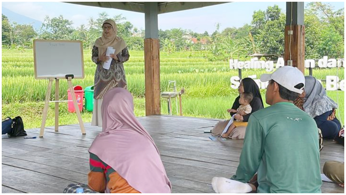 Kegiatan pelatihan Bahasa Inggris untuk warga AEWO Mulyaharja oleh Sekolah Vokasi IPB University.