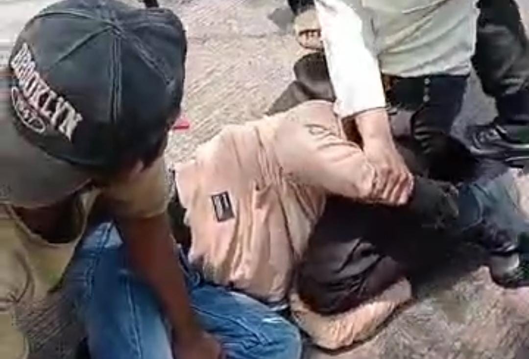 Pencurian sepeda motor bersenjata api berhasil digagalkan oleh warga dan petugas keamanan di Kecamatan Gunung Putri, Kabupaten Bogor, Senin 27 Oktober 2025.