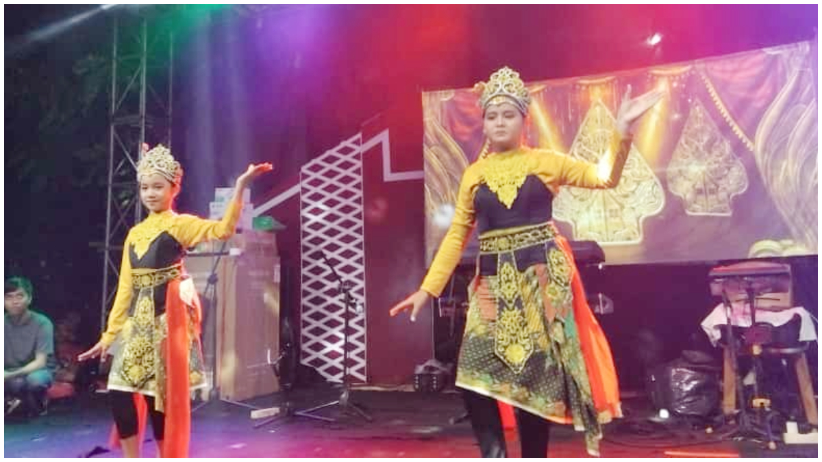 Penampilkan tarian tradisional dalam rangkaian Pajeleran Festival 2025 di RW 07 Kelurahan Sukahati, Kecamatan Cibinong, Kabupaten Bogor.