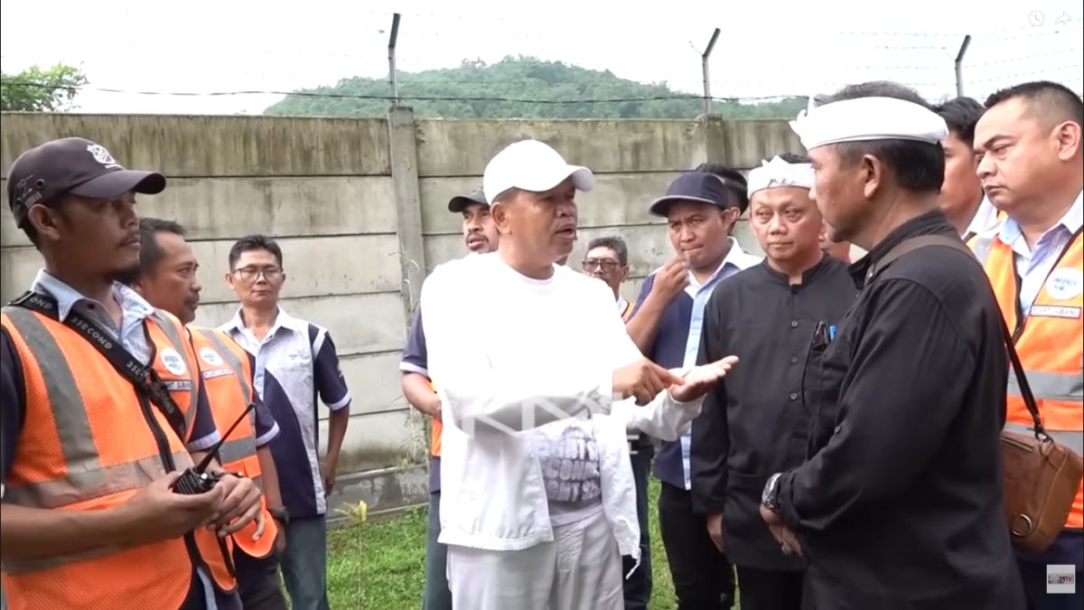 Gubernur Jawa Barat Dedi Mulyadi berkunjung ke pabrik air mineral di Subang
