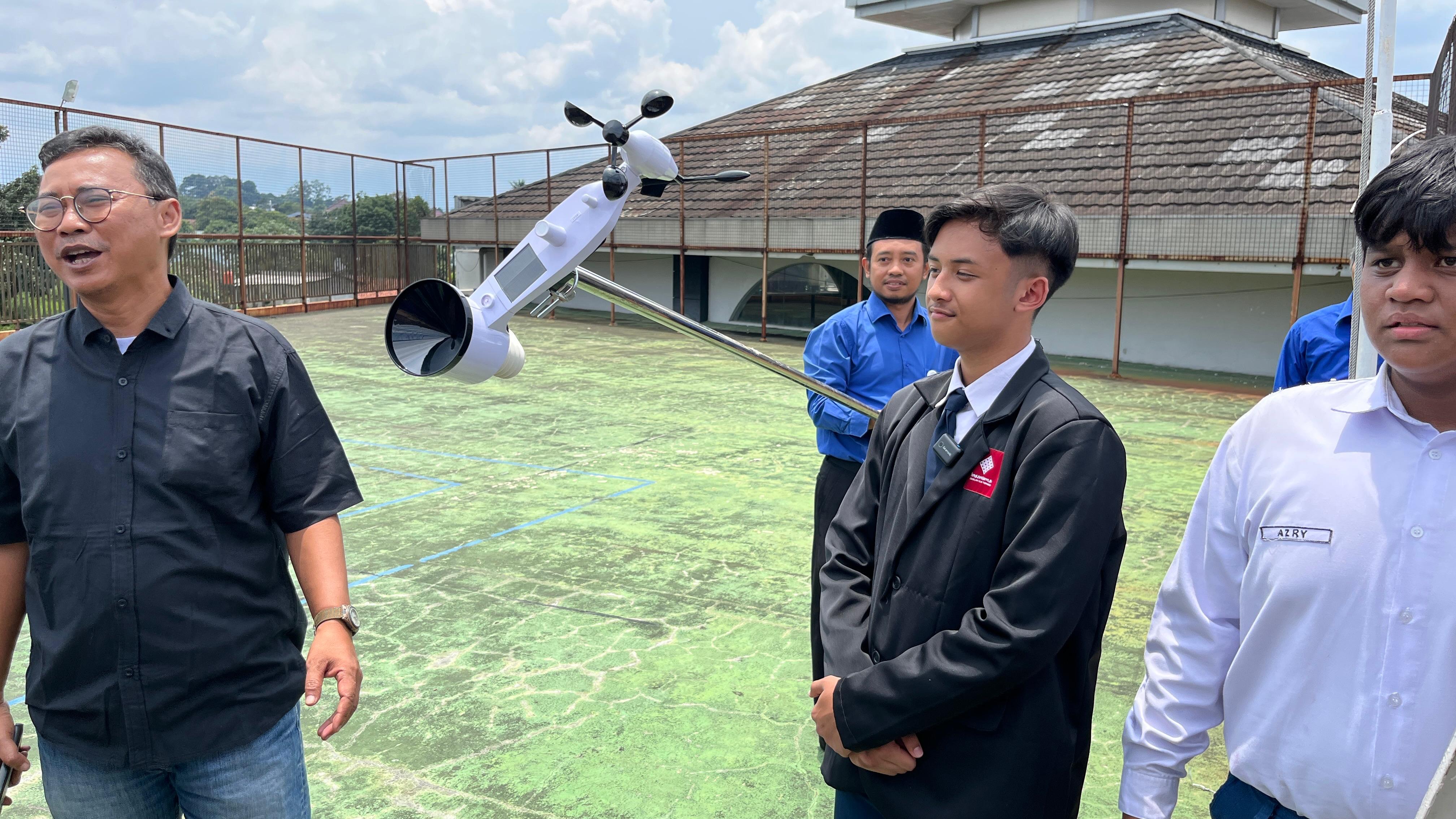 Pemasangan alat Automatic Weather Station (AWS) di SMP IT Insantama Bogor.