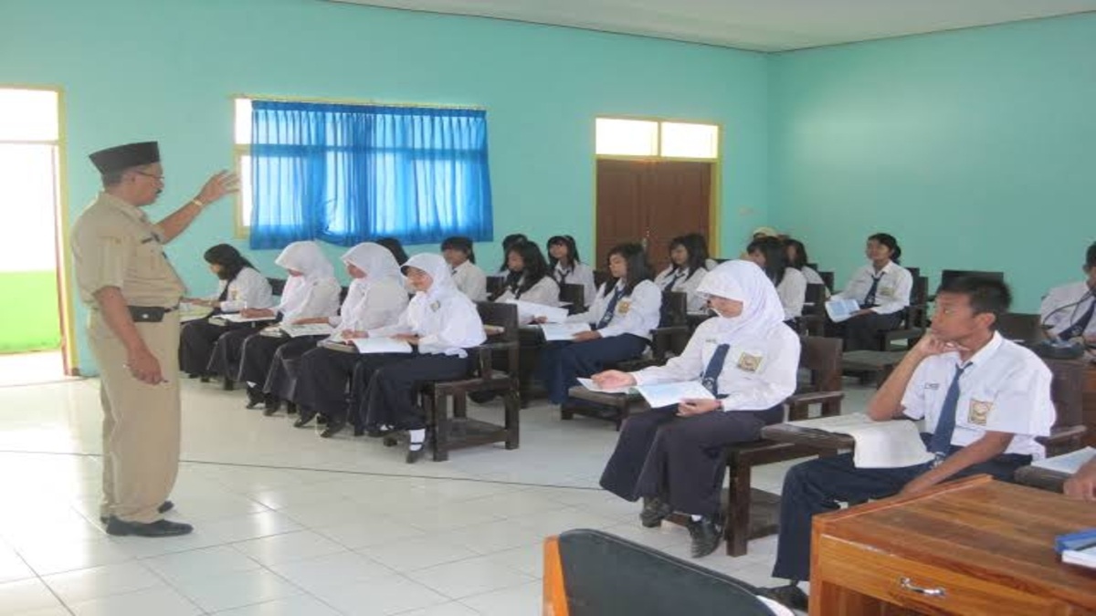 Ilustrasi: Guru sedang menagajar di kelas.