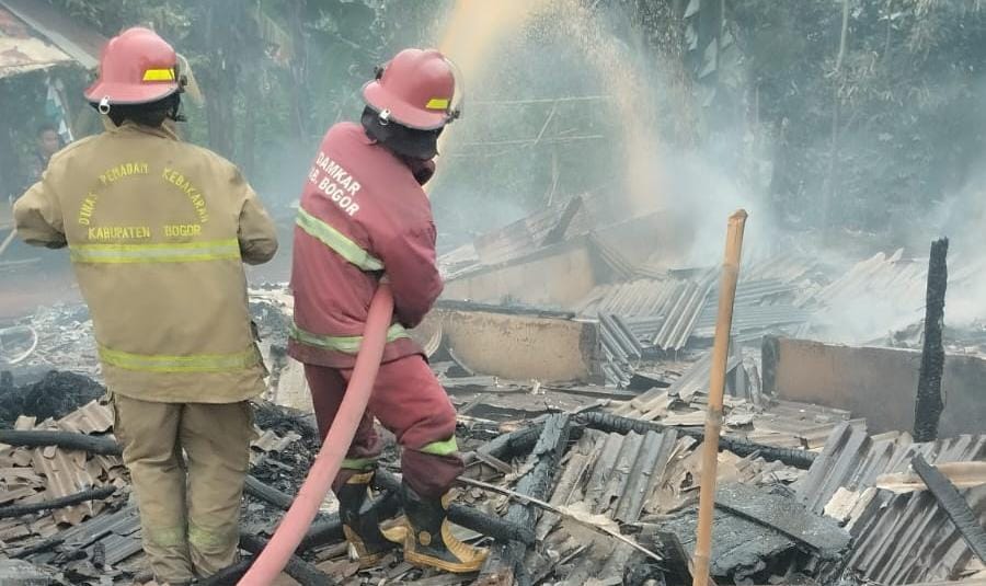 Petugas Damkar Kabupaten Bogor Sektor Cariu saat berupaya memadamkan kebakaran yang menghanguskan tiga rumah warga di Kampung Malibo, Desa Bantar Kuning, Kecamatan Cariu, Senin 27 Oktober 2025.