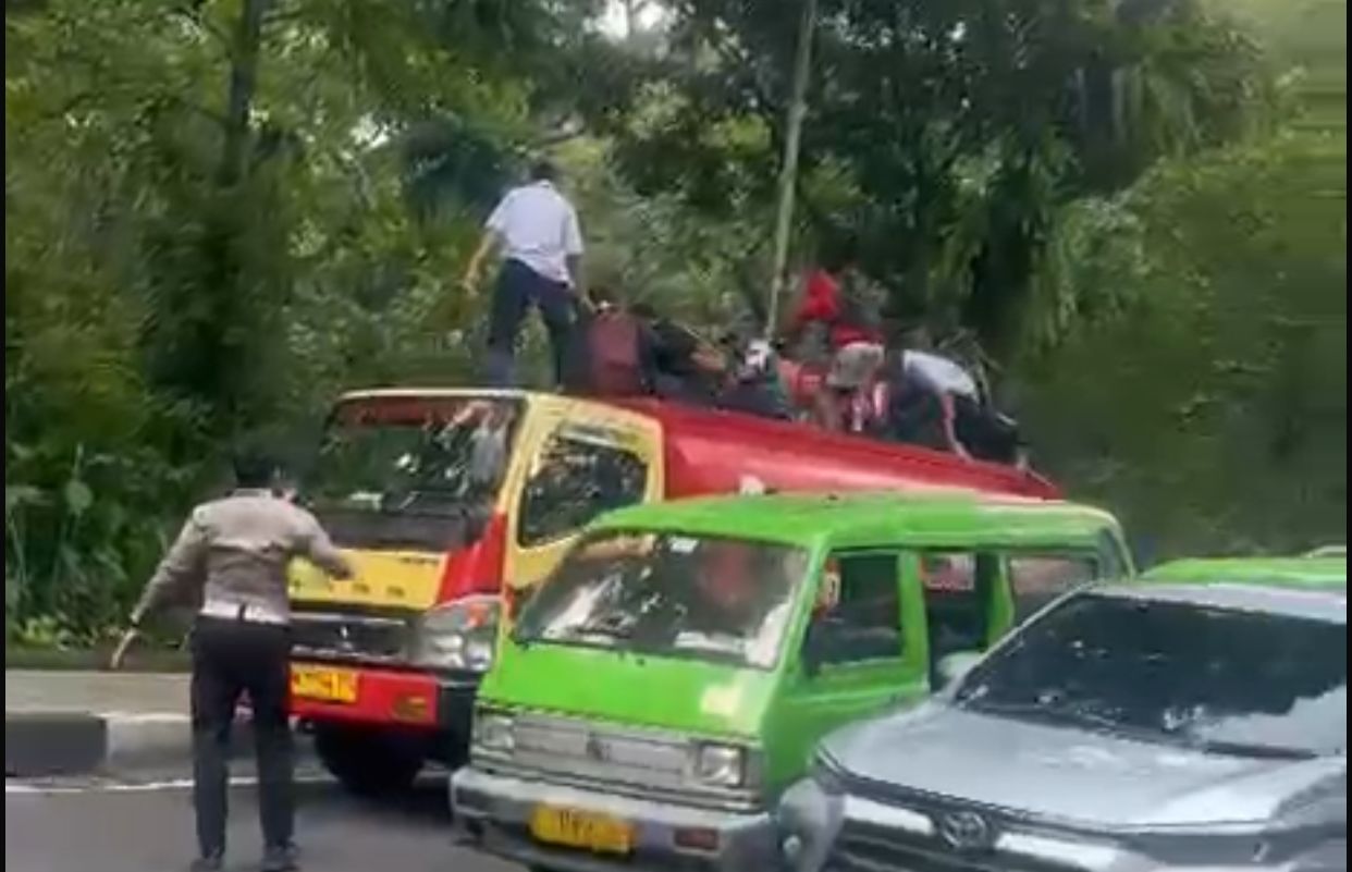 Pelajar yang tengah menumpangi truk saat pulang sekolah diamankan polisi dan mereka dihukum Push Up.
