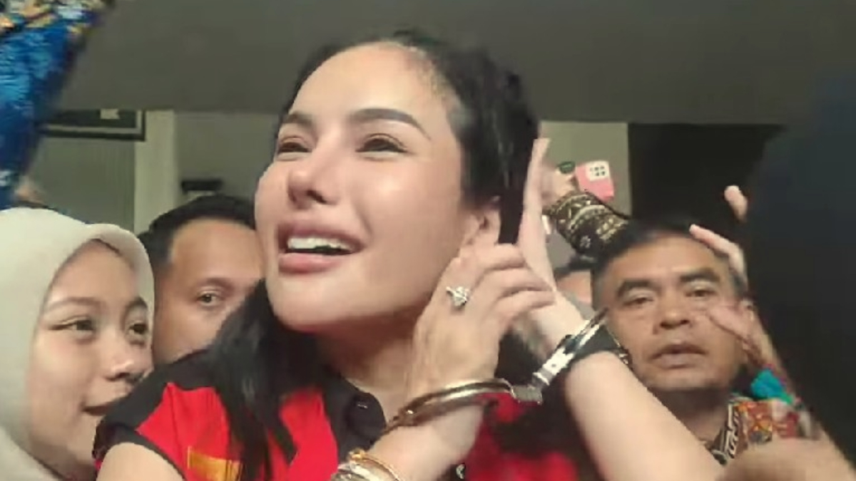 Artis Nikita Mirzani saat keluar dari pengadilan.