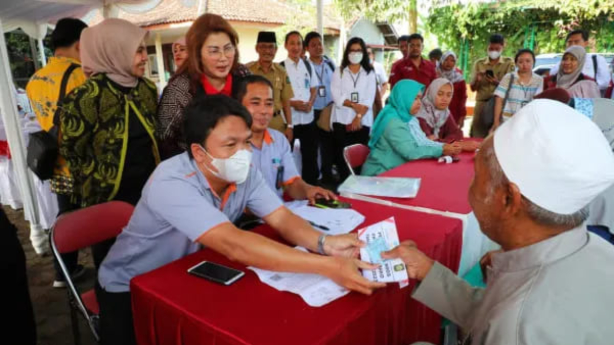 Ilustrasi: Penyaluran bantuan sosial (bansos).