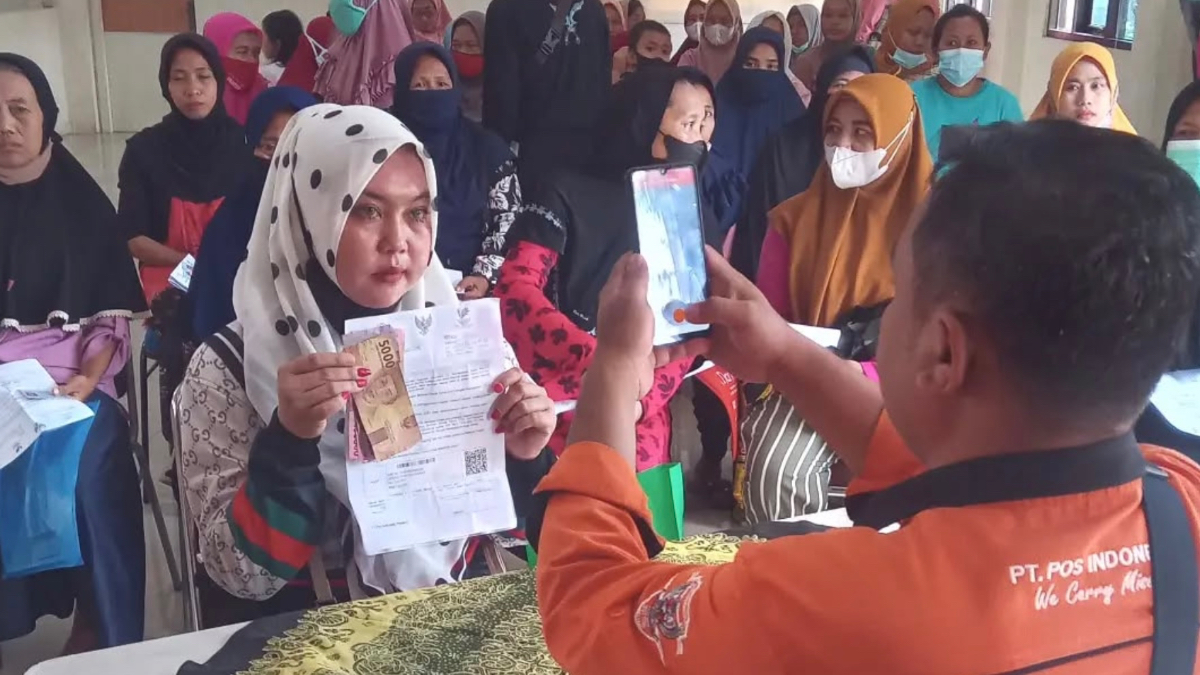 Ilustrasi: Penyaluran bantuan sosial (bansos).
