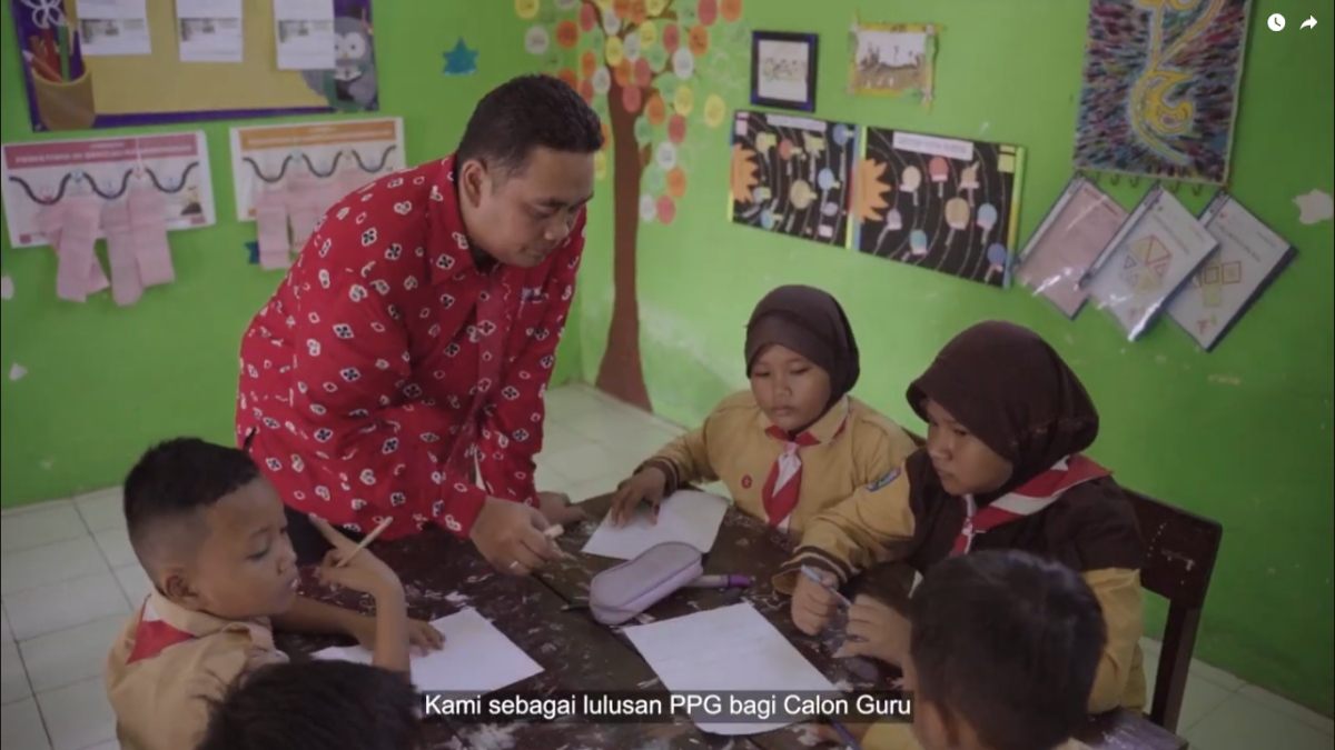Ilustrasi guru yang sedang mengajar di sekolah jenjang SD