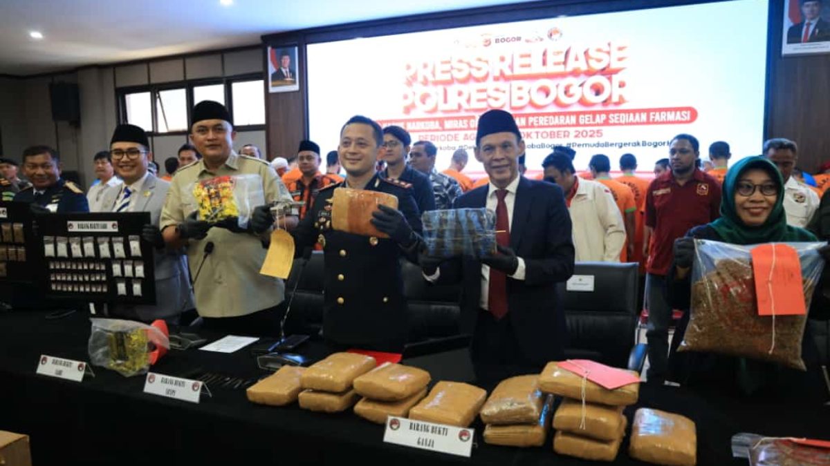 Bupati Bogor Rudy Susmanto saat menghadiri kegiatan press release pengungkapan kasus tindak pidana narkotika, di Aula Sanika Satya Wada Polres Bogor, Cibinong, Selasa, 28 Oktober 2025.
