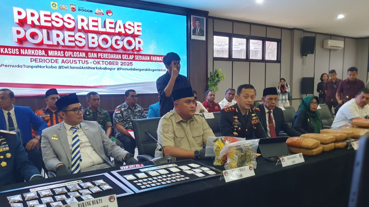 Bupati Bogor Rudy Susmanto bersama Kapolres Bogor AKBP Wikha Ardilestanto saat rilis pengungkapan kasus narkoba di Polres Bogor.