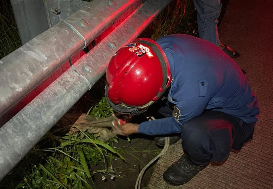 Petugas Damkar Kabupaten Bogor, saat megevakuasi mobil terperosok di Jalan Raya Bojonggede Kemang, Kabupaten Bogor, Selasa 28 Oktober 2025.