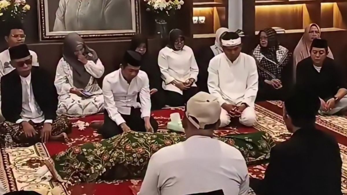 Gubernur Jawa Barat Dedi Mulyadi saat takziyah ke rumah Bupati Purwakarta Saepul Bahri Binzein atau Om Zein.