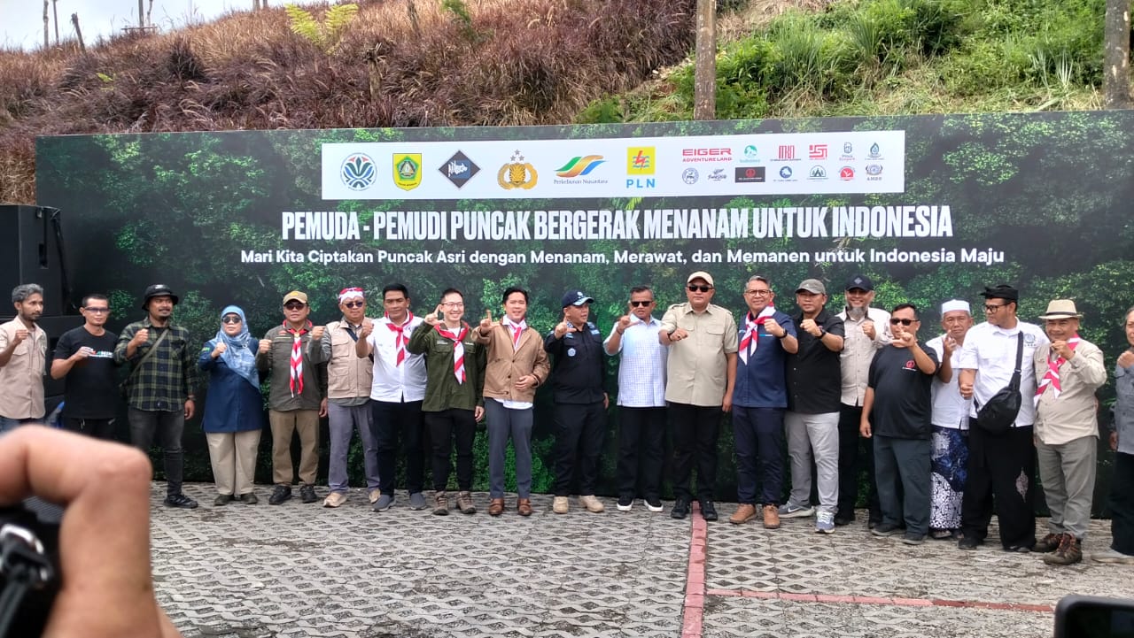 Kegiatan penanaman pohon di Eiger Advanture Land kawasan Puncak Megendung Bogor