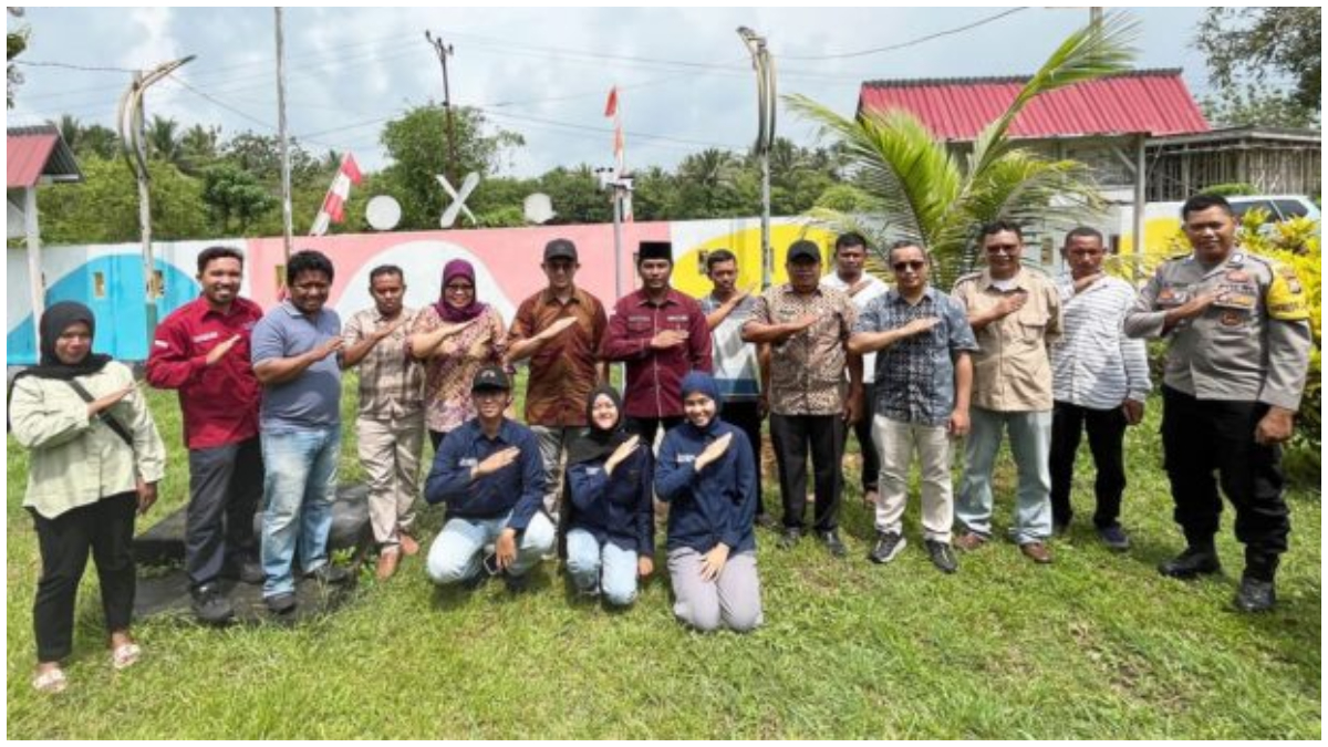 Tim TEP IPB University berfoto bersama usai pemasangan Stasiun Cuaca Otomatis berbasis Komunitas di Kawasan Transmigrasi Kabupaten Pulau Morotai, Maluku Utara.