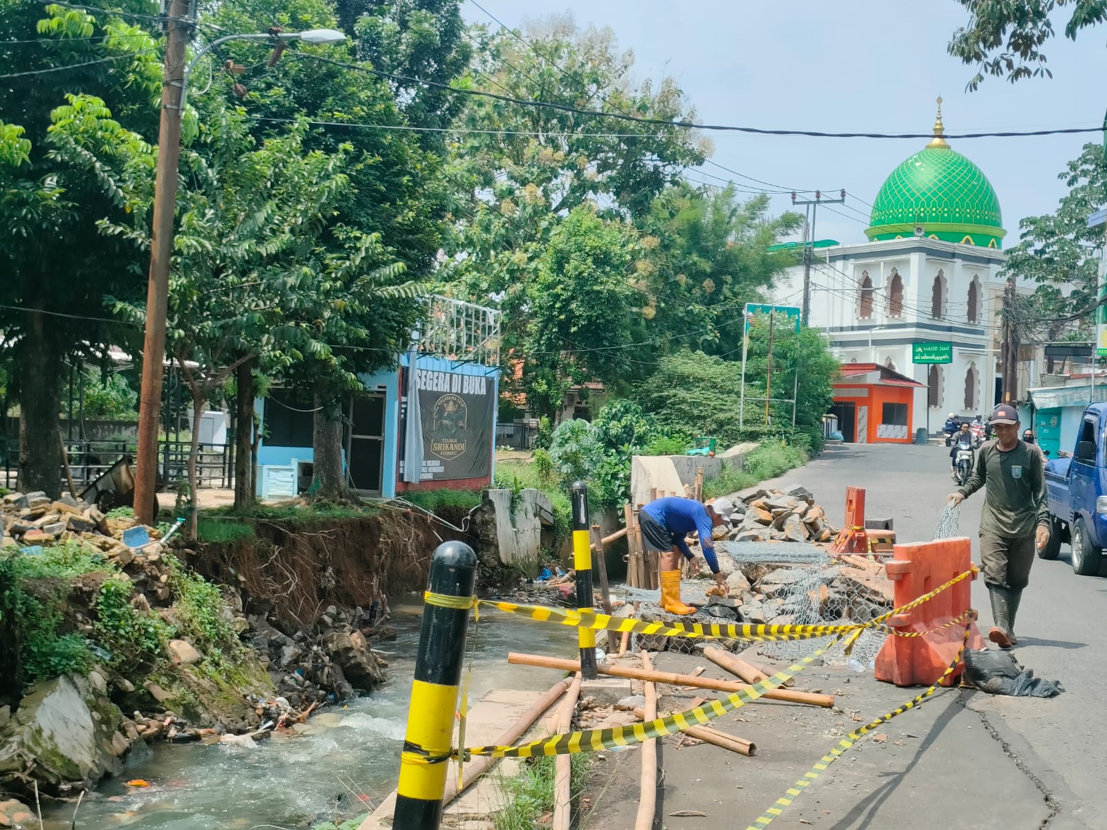 Jalan ambles di Jalan Pitara Raya, mulai&nbsp;diperbaiki DPUPR Kota Depok.