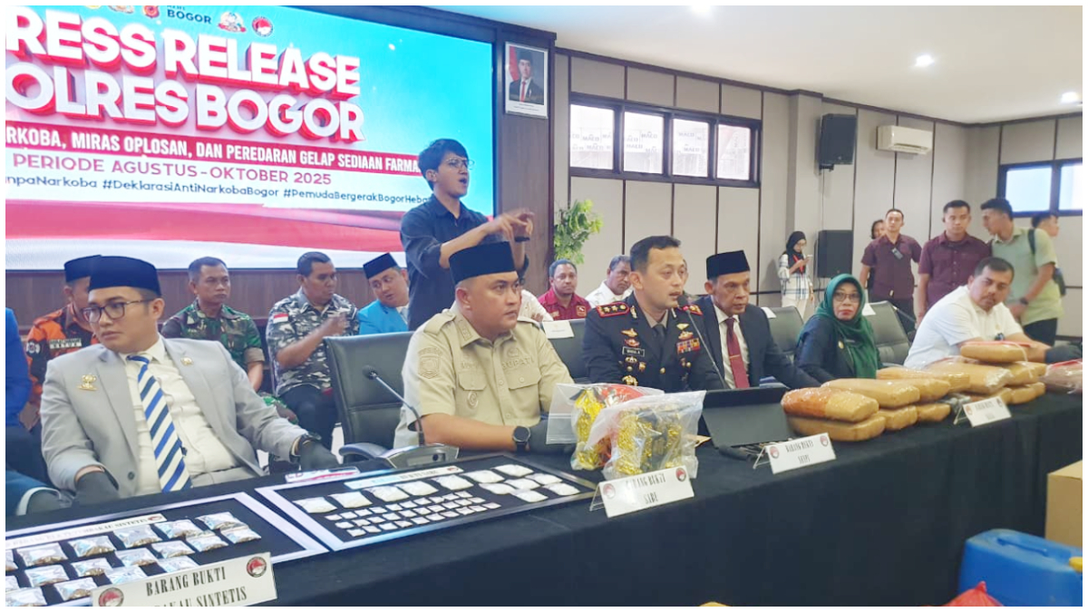 Kapolres Bogor, AKBP Wikha Ardilestanto didampingi Bupati Bogor, Rudy Susmanto dan Ketua DPRD Sastra Winara saat merilis pengungkapan kasus narkoba.