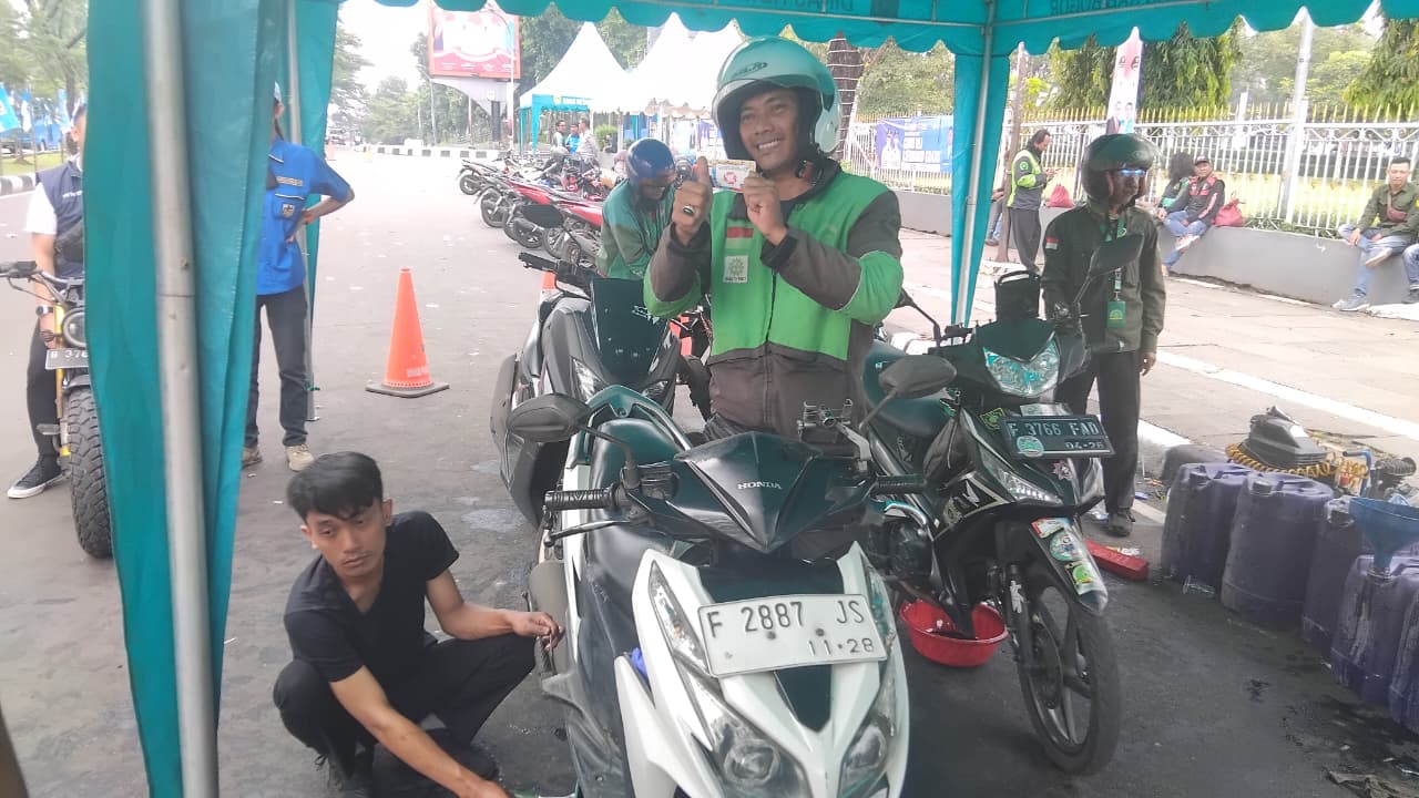 KNPI Kabupaten Bogor memberikan oli gratis kepada pengemudi ojek online dalam rangka memperingati Hari Sumpah Pemuda ke-97 di Cibinong,  Kabupaten Bogor, Selasa 28 Oktober 2025.