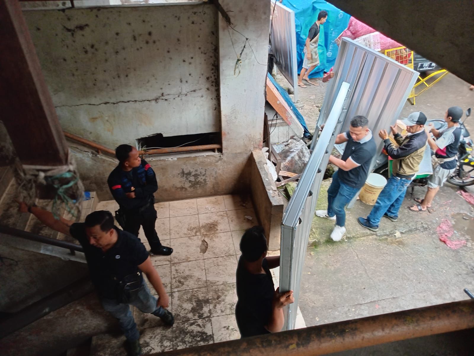 Pedagang yang sebelumnya jualan di Pasar Bogor, tengah beres-beres dan bersiap pindah ke lokasi baru.