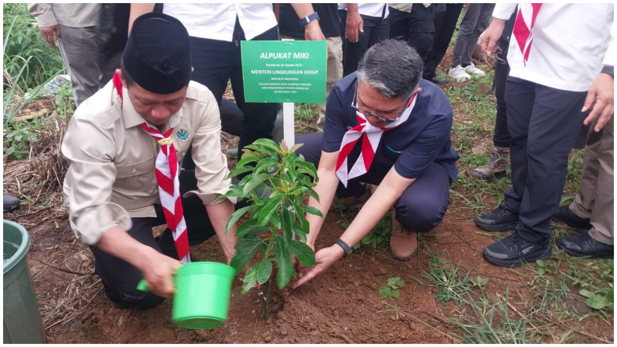 Menteri LH, Hanif Faisol Nurofiq menanam pohon pada peringatan Hari Sumpah Pemuda di Lapangan Jakarta Islamic Boarding School, Desa Sukagalih, Megamendung.
