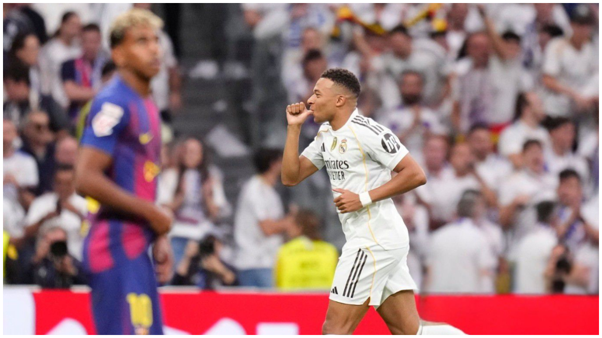 Kylian Mbappe, melakukan selebrasi di depan Lamine Yamal setelah mencetak gol pertama untuk Real Madrid dalam El Clasico di Estadio Santiago Bernabeu 26 Oktober 2025.