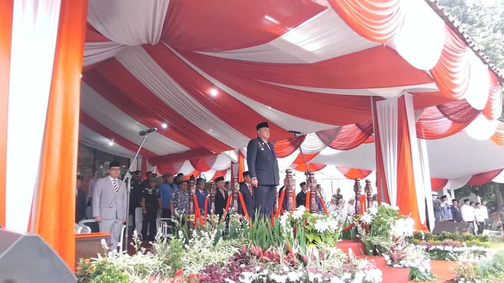 Bupat Bogor Rudy Susmanto saat memimpin upacara peringatan Hari Sumpah Pemuda di Lapangan Tegar Beriman, Cibinong, Selasa 28 Oktober 2025.