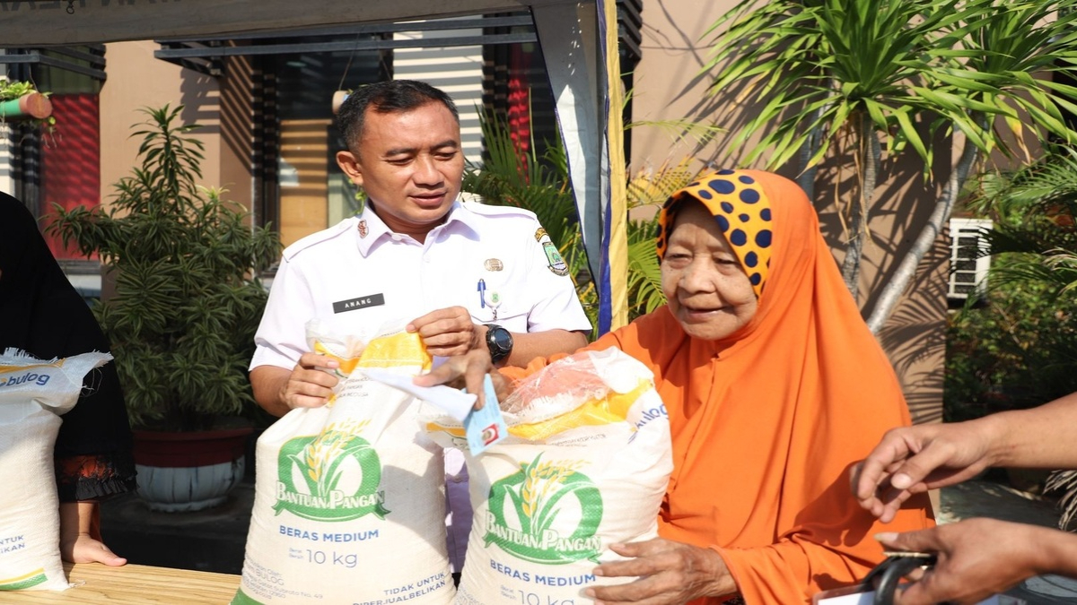 Ilustrasi: Penyaluran bantuan sosial (bansos) beras kepada KPM.
