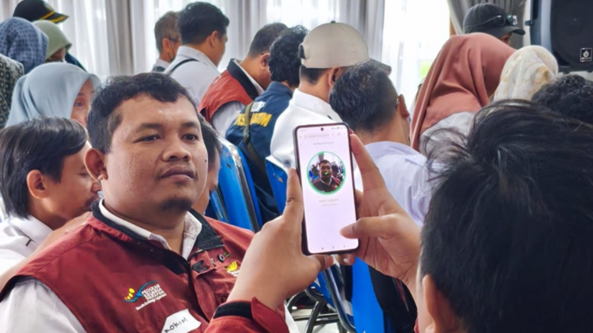 Peserta Bimtek TOT Perlinsos Digital saat uji coba verifikasi wajah di Perlinsos Digital.