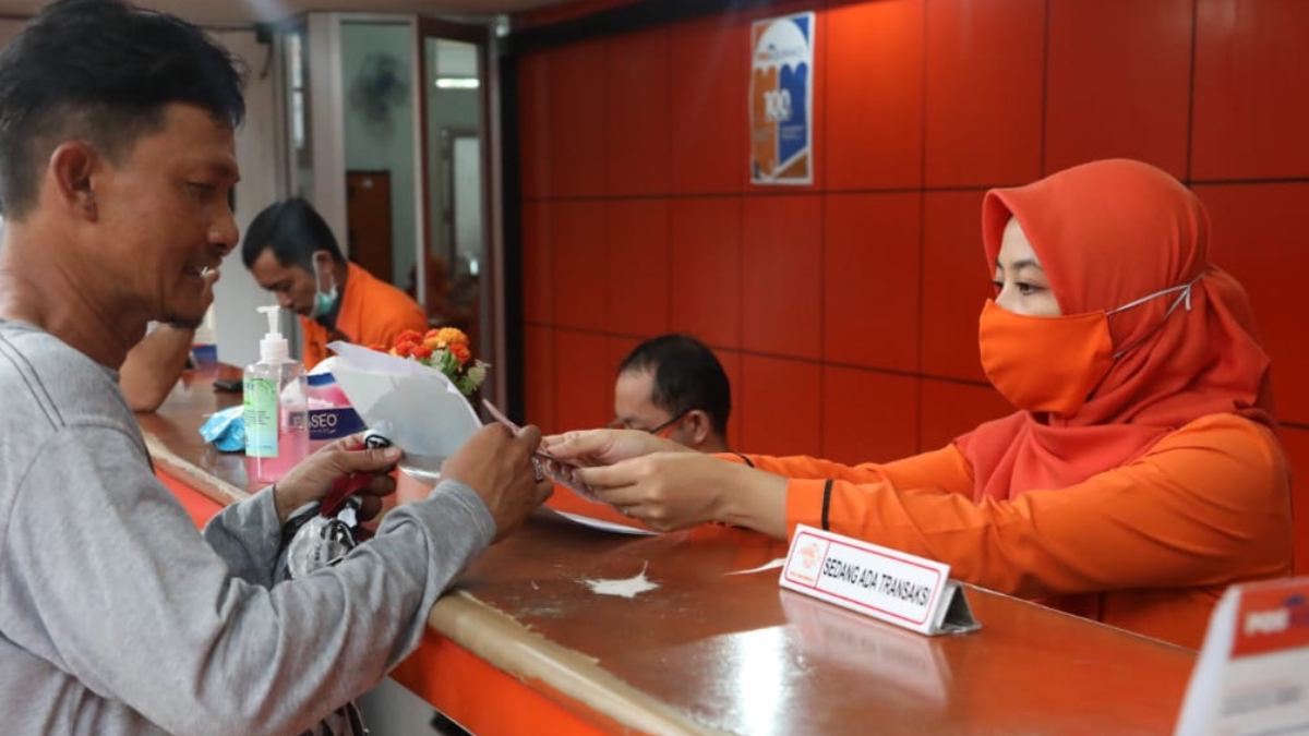 Ilustrasi: Penyaluran bantuan sosial (bansos) melalui Kantor Pos.