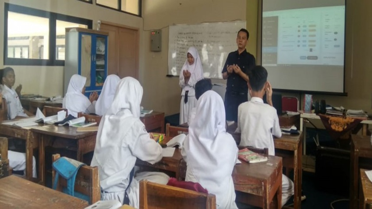 Ilustrasi guru mengajar di kelas