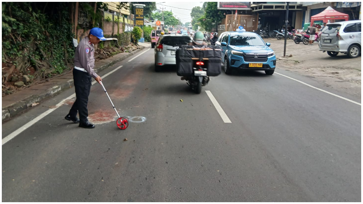 Unit Laka Lantas Satlantas Polres Metro Depok saat lakukan olah TKP kecelakaan di Jalan Siliwangi Kota Depok.