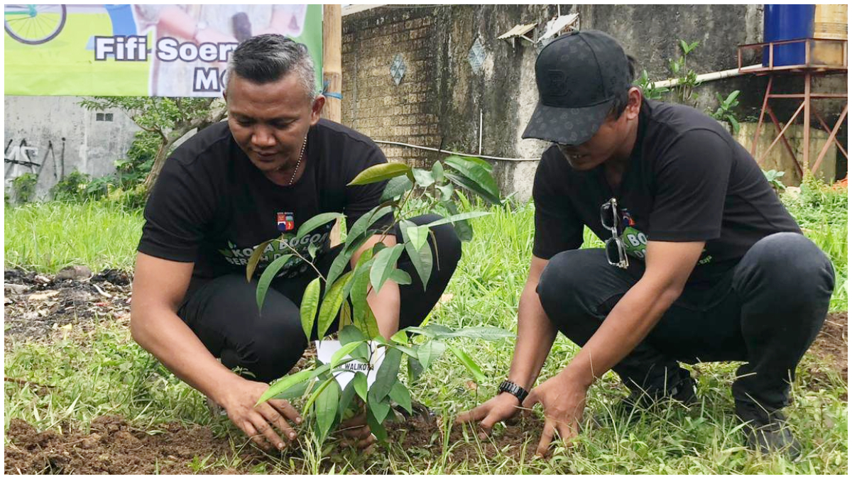 Wakil Wali Kota Bogor Jenal Mutaqin saat menanam pohon di Kelurahan Sukadamai