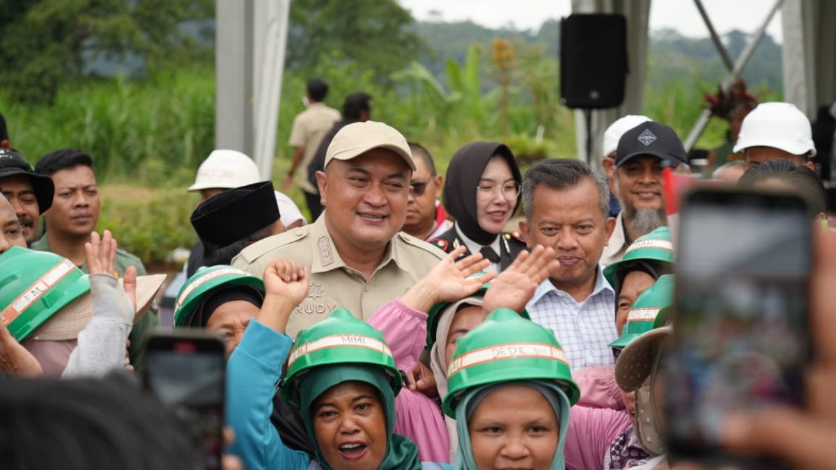 Bupati Bogor Rudy Susmanto bersama jajaran Kementerian Lingkungan Hidup Republik Indonesia melaksanakan kegiatan penanaman pohon di Desa Sukagalih, Kecamatan Megamendung, Selasa (28/10/2025).