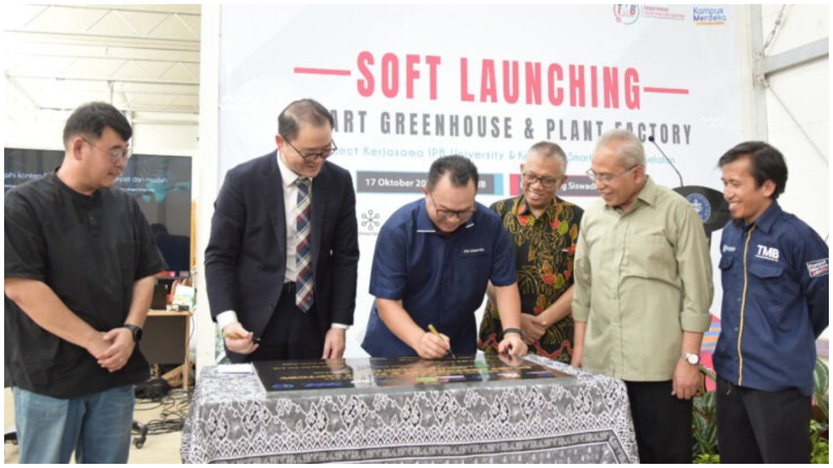 Peresmian fasilitas riset baru berupa Smart Greenhouse dan Plant Factory di Kebun Percobaan Leuwikopo, Kampus IPB University Dramaga, Bogor.