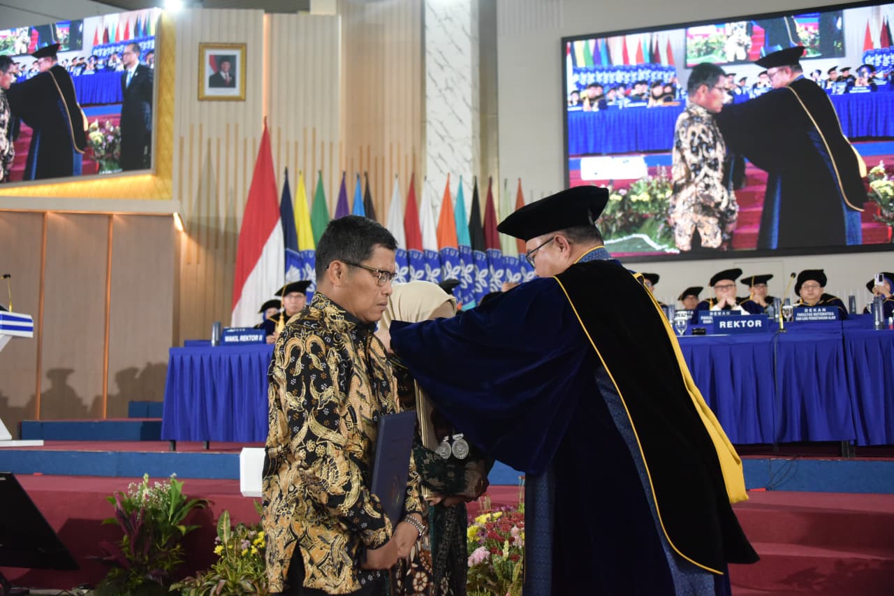 Orang tua Anggit Bima Wicaksana menerima anugerah gelar sarjana kehormatan yang diberikan IPB University kepada anaknya, Rabu 29 Oktober 2025.