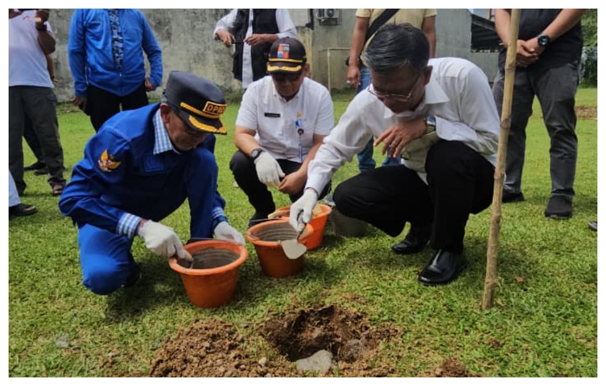 Anggota DPRD Safrudin Bima, Sekdis Perumkin Erwin Gunawan dan Camat Tanah Sareal Rokib Al Hudri, saat peletakan batu pertama lapangan jogging track,&nbsp;Rabu&nbsp;29 Oktober 2025.