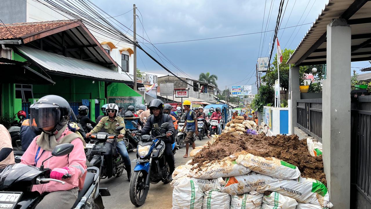 Kemacetan para terjadi di Jalan R.E Sumantadiredja, Kelurahan Pamoyanan, Kecamatan Bogor Selatan, Kota Bogor, akibat proyek galian pipa.