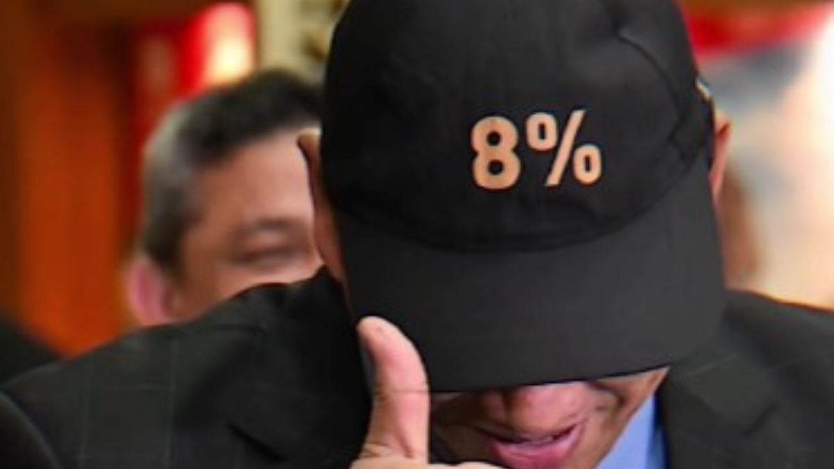 Menkeu Purbaya Yudhi Sadewa memamerkan topi barunya.