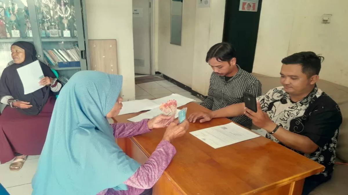Penyaluran bansos PKH Rp600 ribu kepada KPM.